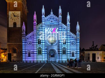 Installation 3d d'art léger projetée sur la façade de la cathédrale, Monza, Lombardie, Italie Banque D'Images