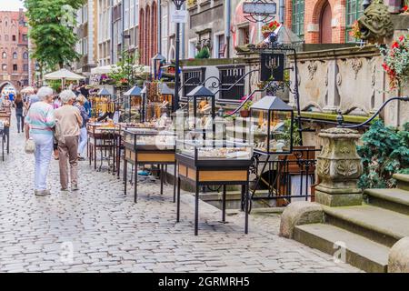 GDANSK, POLOGNE - 2 SEPTEMBRE 2016 : stands de souvenirs dans la rue Mariacka à Gdansk, Pologne Banque D'Images