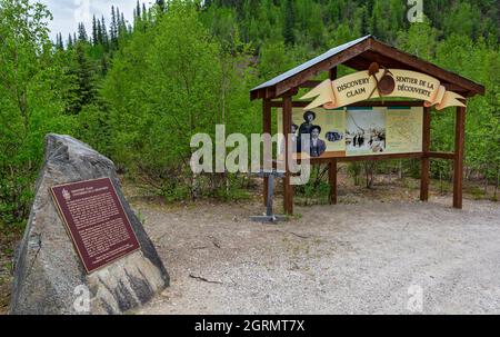 Canada, territoire du Yukon, Bonanza Creek, Gold Discovery Trail, panneau bilingue anglais et français Banque D'Images