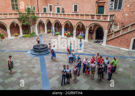 CRACOVIE, POLOGNE - 3 SEPTEMBRE 2016 : visite du Collegium Maius dans la cour du Grand Collège de l'Université Jagellonienne de Cracovie. Banque D'Images