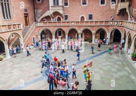 CRACOVIE, POLOGNE - 3 SEPTEMBRE 2016 : visite du Collegium Maius dans la cour du Grand Collège de l'Université Jagellonienne de Cracovie. Banque D'Images