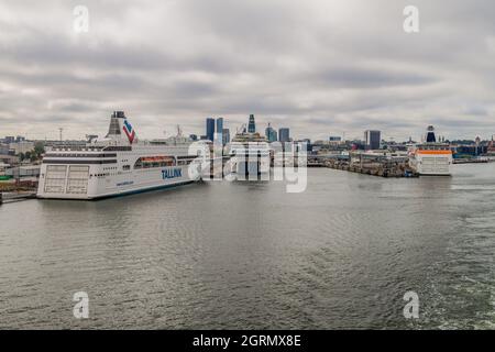 TALLINN, ESTONIE - 24 AOÛT 2016 : Cruiseferries dans un port de Tallinn Banque D'Images