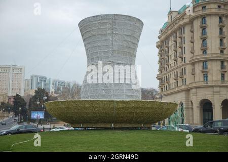 Statue en verre de poire. Statue d'un grand verre de poire sur la rue Azneft Square à Bakou. Banque D'Images