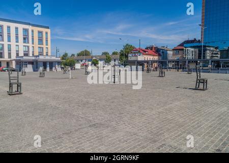 CRACOVIE, POLOGNE - 4 SEPTEMBRE 2016 : Mémorial du ghetto de Cracovie sur la place des héros du ghetto Getta de Plac Bohaterow, à Cracovie, en Pologne. Banque D'Images