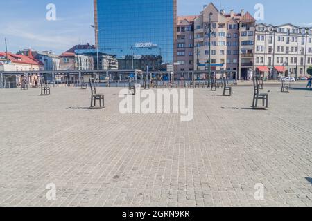 CRACOVIE, POLOGNE - 4 SEPTEMBRE 2016 : Mémorial du ghetto de Cracovie sur la place des héros du ghetto Getta de Plac Bohaterow, à Cracovie, en Pologne. Banque D'Images