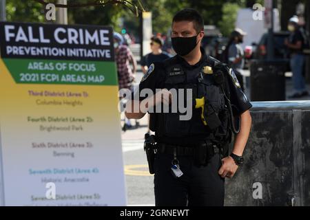 Washington, États-Unis. 1er octobre 2021. Membre du département de police métropolitaine de DC lors d'une conférence de presse sur l'Initiative de prévention du crime d'automne 2021, aujourd'hui le 01 octobre 2021 dans le quartier de Columbia Height à Washington DC, États-Unis. (Photo de Lénine Nolly/Sipa USA) Credit: SIPA USA/Alay Live News Banque D'Images