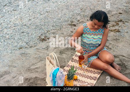 Femme dédrant une bouteille de vin Banque D'Images