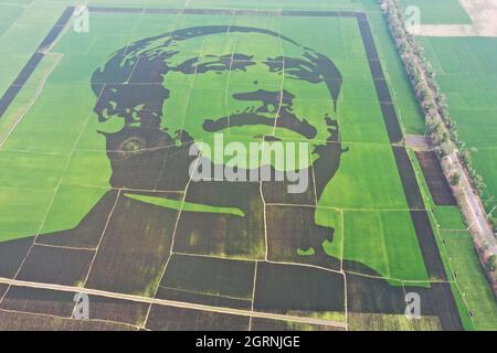 Non exclusif: DHAKA, BANGLADESH - 13 MARS 2021: Vue aérienne du portrait de Bangabandhu Sheikh Mujibur Rahman sur un riz de campagne avec une dimension Banque D'Images