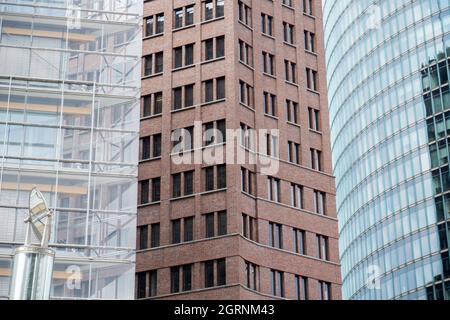 Paysage urbain de trois styles et finitions extérieures gratte-ciel moderniste bureaux commerciaux Potsdamer Platz Berlin, Allemagne. Banque D'Images