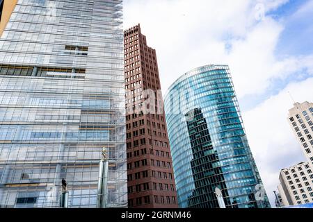 Paysage urbain de trois styles et finitions extérieures gratte-ciel moderniste bureaux commerciaux Potsdamer Platz Berlin, Allemagne. Banque D'Images