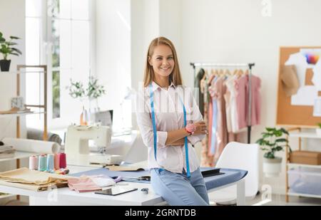 Portrait de femme couturière, couturière, tailleur ou couturière au travail dans son propre studio. Banque D'Images