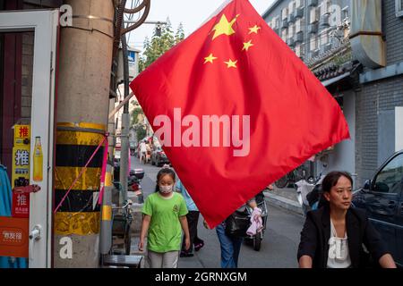 Le drapeau national chinois est vu dans un Hutong lors de la Journée nationale de la République populaire de Chine à Beijing. 01 octobre 2021 Banque D'Images