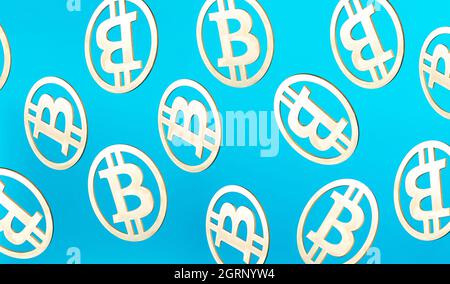 Symbole pièces d'or à motif Bitcoin sur fond bleu. Virtual crypto-monnaie bitcoin le futur concept de pièce d'or. Illustration 3D arrière-plan Art Banque D'Images