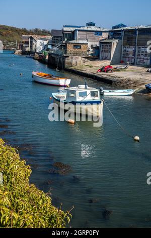 Bateaux amarrés à Batson Creek Salcombe, dans le sud du Devon, en Angleterre Banque D'Images