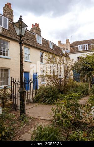 Vieux cottages en terrasse dans le passage St Edward, connu au XVIIIe siècle comme Chain Lane, une allée de Cambridge, en Angleterre Banque D'Images