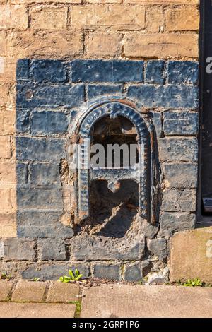 Ancien style victorien en fonte chaussure de patin de boue ensemble de grattoir dans un mur de brique. De nombreuses maisons victoriennes en terrasse en Angleterre les avaient fixées dans les murs avant. Banque D'Images