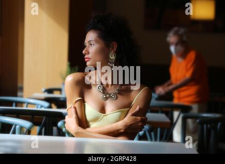 Regensburg, Oberpfalz, Bayern, schöne Junge Frau in einem Cafe oder Restaurant mit Frau mit Behinderung und Corona Maske Banque D'Images