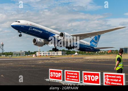 Le prototype Dreamliner Boeing 787 a pris son endécollage au salon international de l'aéronautique de Farnborough. Couleur d'entreprise Boeing, jeu de couleurs. Lancement du premier Boeing 787-9 Banque D'Images
