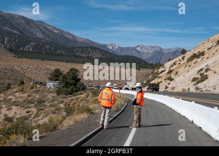 Cette route est en cours de construction sur la classe Sherwin dans le comté de Mono le long de l'autoroute américaine 395. Banque D'Images