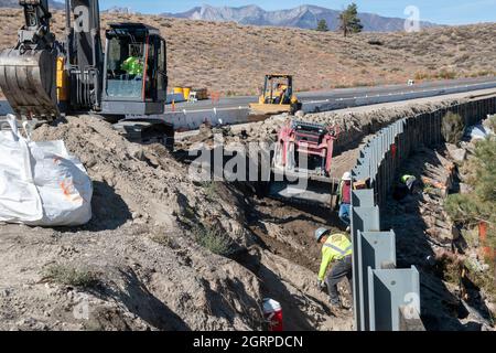 Cette route est en cours de construction sur la classe Sherwin dans le comté de Mono le long de l'autoroute américaine 395. Banque D'Images