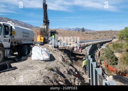 Cette route est en cours de construction sur la classe Sherwin dans le comté de Mono le long de l'autoroute américaine 395. Banque D'Images