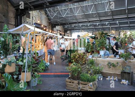 Vente d'usine spéciale dans le cadre du marché West Handyside Canopy, à Kings Cross, au nord de Londres, au Royaume-Uni Banque D'Images