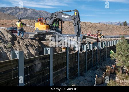Cette route est en cours de construction sur la classe Sherwin dans le comté de Mono le long de l'autoroute américaine 395. Banque D'Images