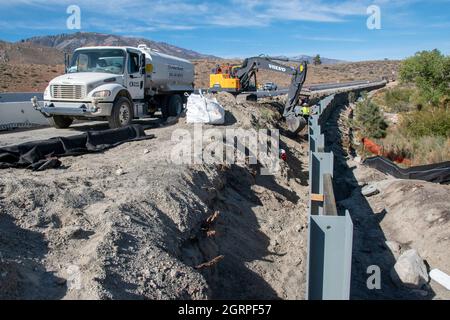 Cette route est en cours de construction sur la classe Sherwin dans le comté de Mono le long de l'autoroute américaine 395. Banque D'Images