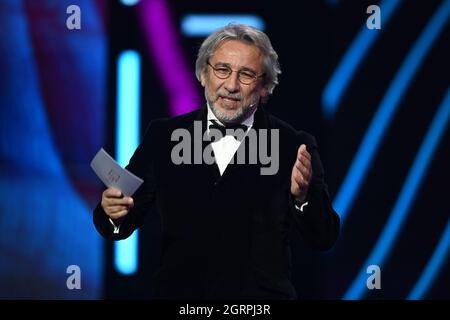 Berlin, Allemagne. 1er octobre 2021. Le journaliste CAN Dündar s'exprime à la cérémonie de remise du prix du film allemand 2021 « Lola ». Crédit : Soeren Stache/dpa/Alay Live News Banque D'Images