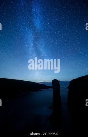 Milky Way dans le ciel nocturne, Yesnaby, Orkney Isles Banque D'Images