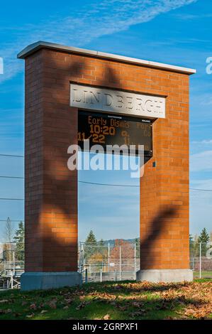 Porte de l'école secondaire de Red Brick Lindbergh et panneau lumineux près du terrain d'athlétisme de Renton, Washington. Banque D'Images