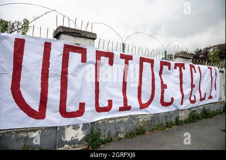 Turin, Italie. 01 octobre 2021. Une bannière lisant « tuez-les ! » Est vu lors d'un rassemblement de fans devant le stade Olimpico Grande Torino pour soutenir l'équipe à la veille du derby de Turin entre le FC de Turin et le FC de Juventus. Credit: Nicolò Campo/Alay Live News Banque D'Images