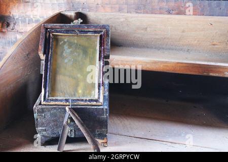 Gros plan d'un rasoir ancien et d'un miroir sur un bureau rustique en bois. Banque D'Images