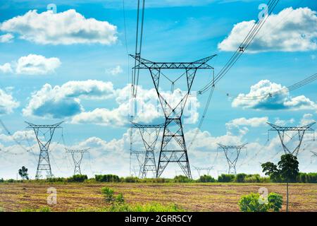 Les lignes électriques en provenance d'une sous-station à Foz do Iguazu, l'Etat du Parana, Brésil Banque D'Images