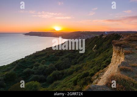 Charmouth, Dorset, Royaume-Uni. 1er octobre 2021. Météo Royaume-Uni. Coucher de soleil vu de Stonebarrow Hill à Charmouth dans Dorset en regardant vers Lyme Regis. Crédit photo : Graham Hunt/Alamy Live News Banque D'Images