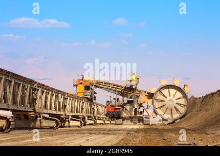 Roue de godet dans une mine de cuivre au Chili Banque D'Images