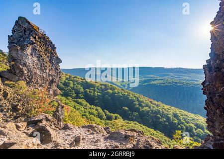 Montagnes de Visegrad : vadallo kövek (pierres de Vadallo), pierres volcaniques, crête de montagne dans le parc national du Danube-Ipoly, Pest, Hongrie Banque D'Images