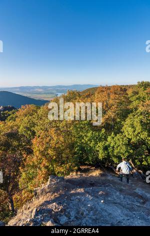 Montagnes de Visegrad : vadallo kövek (pierres de Vadallo), pierres volcaniques, crête de montagne, randonneur dans le parc national du Danube-Ipoly, Pest, Hongrie Banque D'Images