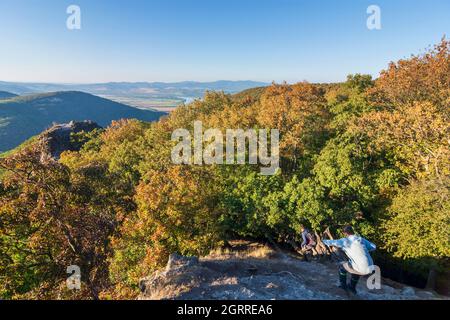 Montagnes de Visegrad : vadallo kövek (pierres de Vadallo), pierres volcaniques, crête de montagne, randonneur dans le parc national du Danube-Ipoly, Pest, Hongrie Banque D'Images