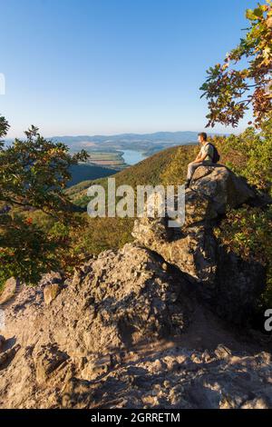 Montagnes de Visegrad : vadallo kövek (pierres de Vadallo), pierres volcaniques, crête de montagne, randonneur dans le parc national du Danube-Ipoly, Pest, Hongrie Banque D'Images