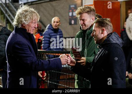 Volendam, pays-Bas. 1er octobre 2021. VOLENDAM, PAYS-BAS - 1ER OCTOBRE : journaliste Bennett van Fessem, entraîneur-chef Gertjan Verbeek du FC Almere City, lors du match néerlandais de Keukenkampioosdivision entre le FC Volendam et le FC Almere City à Kras Stadion le 1er octobre 2021 à Volendam, pays-Bas (photo de Peter Lous/Orange Pictures) crédit : Orange pics News Live BV/Almony Banque D'Images