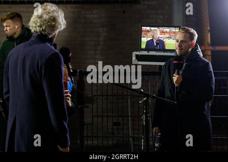 Volendam, pays-Bas. 1er octobre 2021. VOLENDAM, PAYS-BAS - 1ER OCTOBRE : journaliste Bennett van Fessem interviewer l'entraîneur-chef Gertjan Verbeek du FC Almere lors du match hollandais Keukenkampioosdivision entre le FC Volendam et le FC Almere City à Kras Stadion le 1er octobre 2021 à Volendam, pays-Bas (photo de Peter Lous/Orange Pictures) crédit : Orange pics BV/Alay Live News Banque D'Images