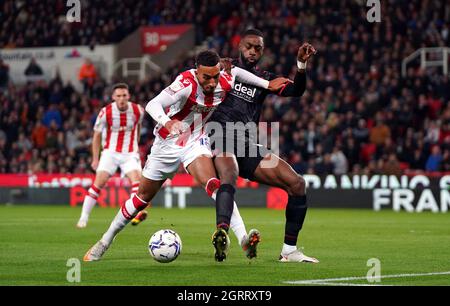 Jacob Brown (à gauche) de Stoke City et le semi Ajayi de West Bromwich Albion se battent pour le ballon lors du championnat Sky Bet au stade bet365, Stoke-on-Trent. Date de la photo : vendredi 1er octobre 2021. Banque D'Images