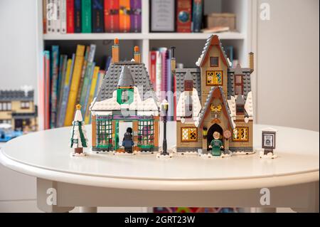 Calgary, Alberta - 16 septembre 2021 : ensemble LEGO Harry Potter terminé dans la chambre des enfants. Banque D'Images