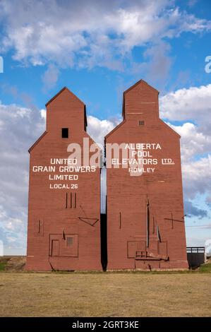 Rowley (Alberta) - le 6 septembre 2021 : silos à grains historiques dans la ville fantôme de Rowley. Banque D'Images