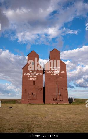 Rowley (Alberta) - le 6 septembre 2021 : silos à grains historiques dans la ville fantôme de Rowley. Banque D'Images