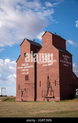 Rowley (Alberta) - le 6 septembre 2021 : silos à grains historiques dans la ville fantôme de Rowley. Banque D'Images