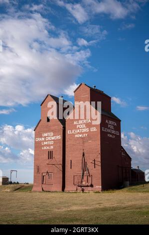 Rowley (Alberta) - le 6 septembre 2021 : silos à grains historiques dans la ville fantôme de Rowley. Banque D'Images