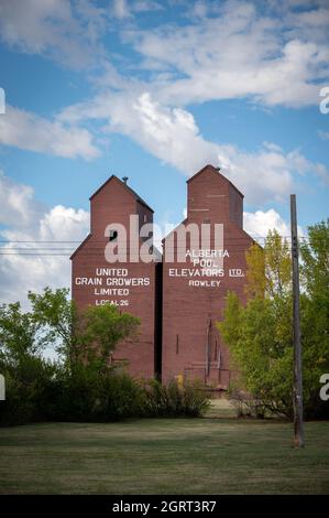 Rowley (Alberta) - le 6 septembre 2021 : silos à grains historiques dans la ville fantôme de Rowley. Banque D'Images