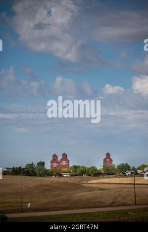 Rowley (Alberta) - le 6 septembre 2021 : silos à grains historiques dans la ville fantôme de Rowley. Banque D'Images
